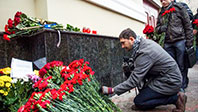 Kızıl Ordu Binasının Önüne Çiçek Bırakılırken