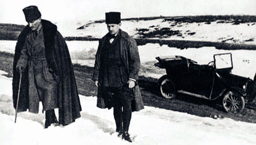 Atatürk Karlı ve Çamurlu Yollarda