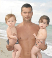 Ricky Martin İkizleriyle
